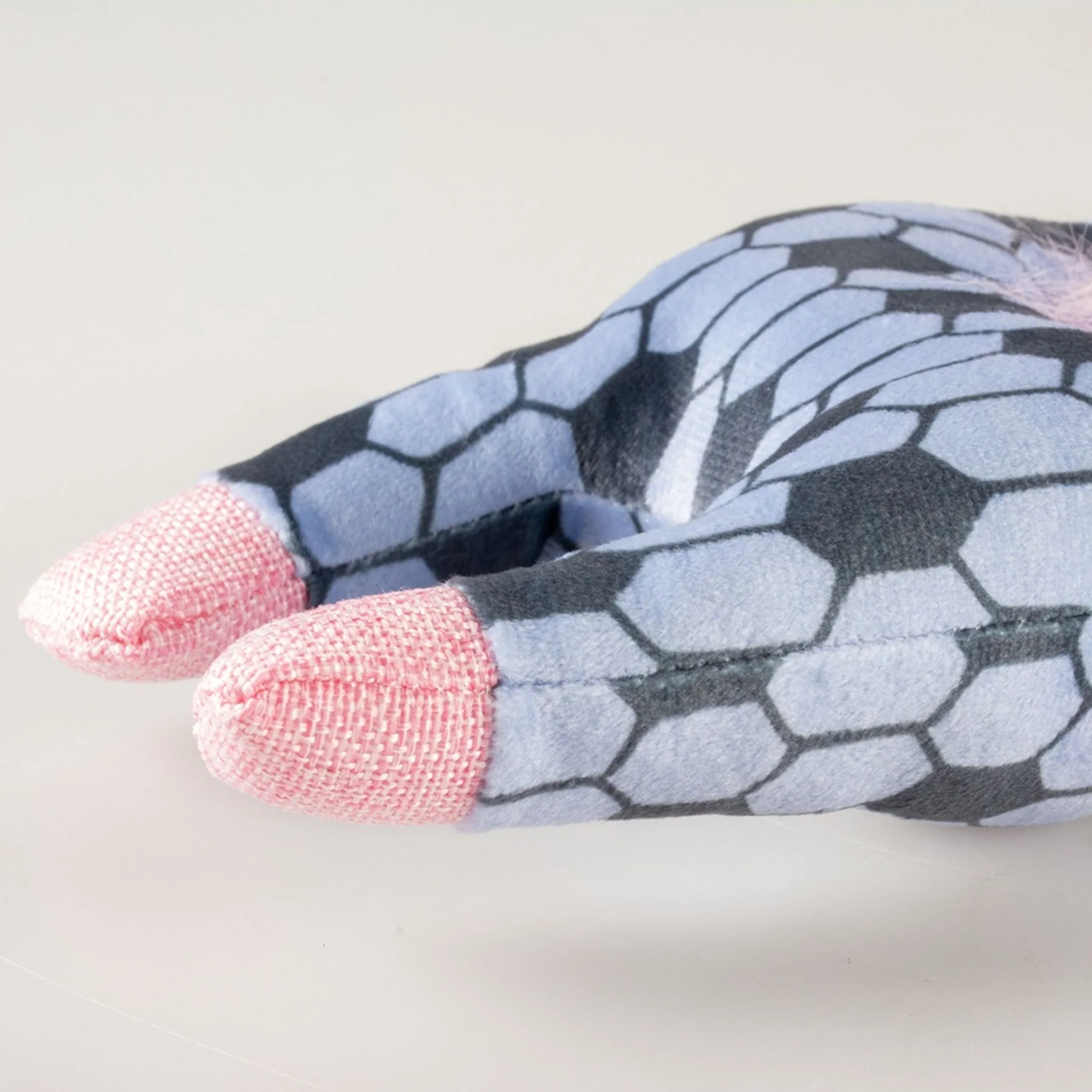 Duvo+ Plush Giraffe Retro Dog Toy - 32x14x5cm - Image 3
